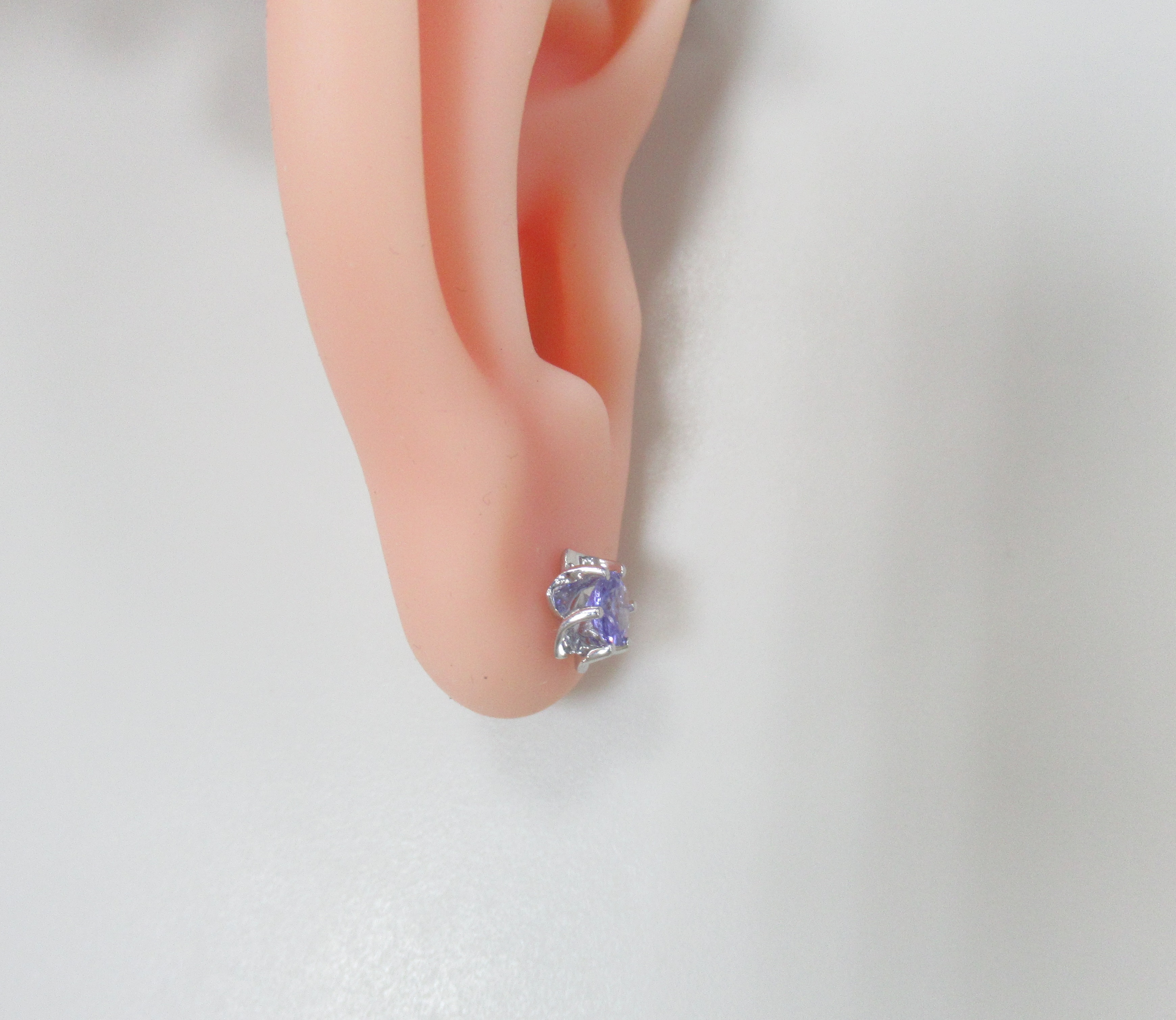 Серебряные серьги-пусеты с танзанитами "Цветы"